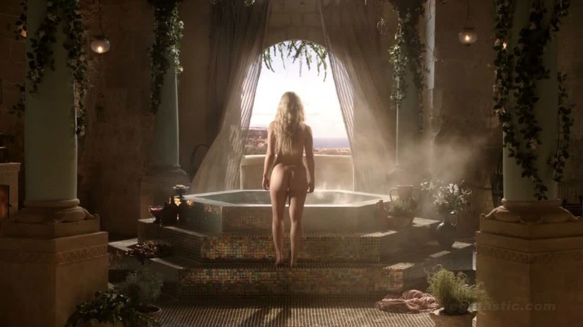 Emilia Clarke Esme Bianco Topless In Game Of Thrones